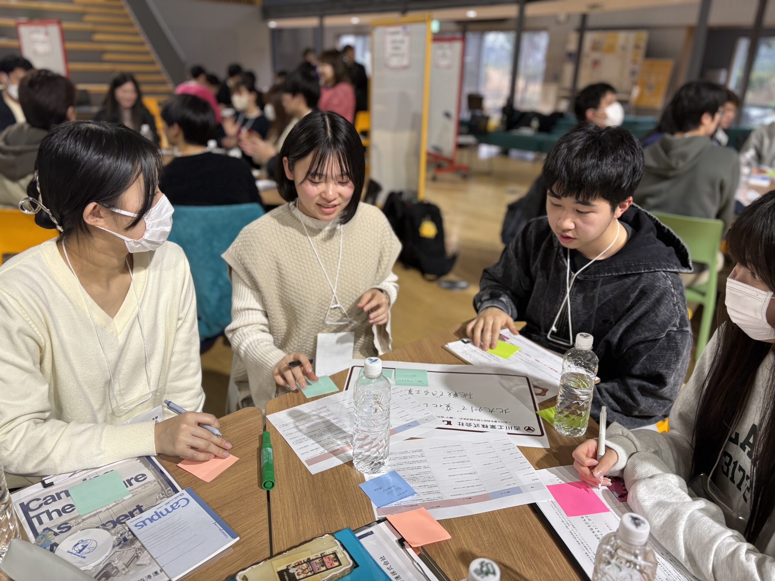 グループワークで議論する学生たち