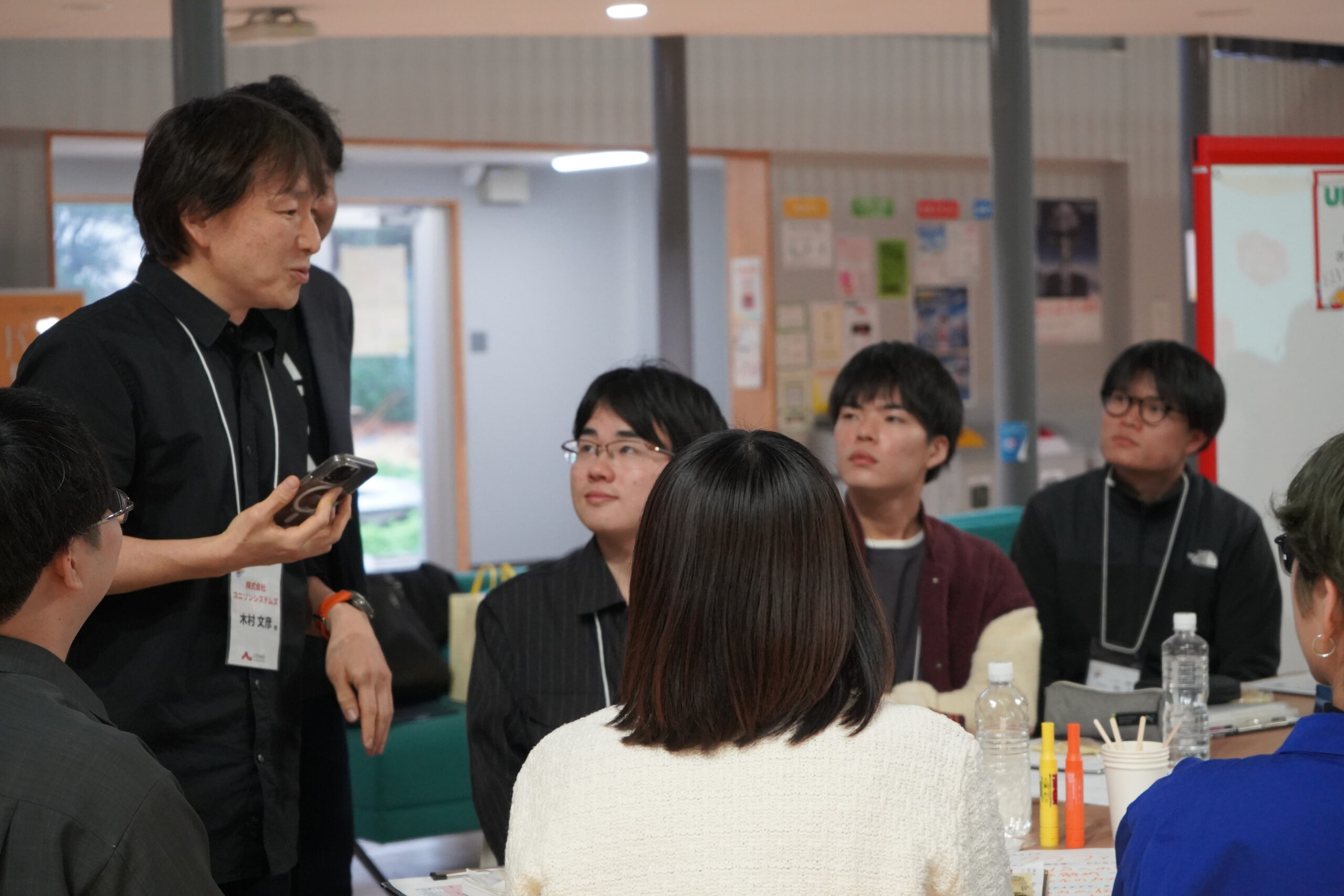 交流タイムで談笑する参加者