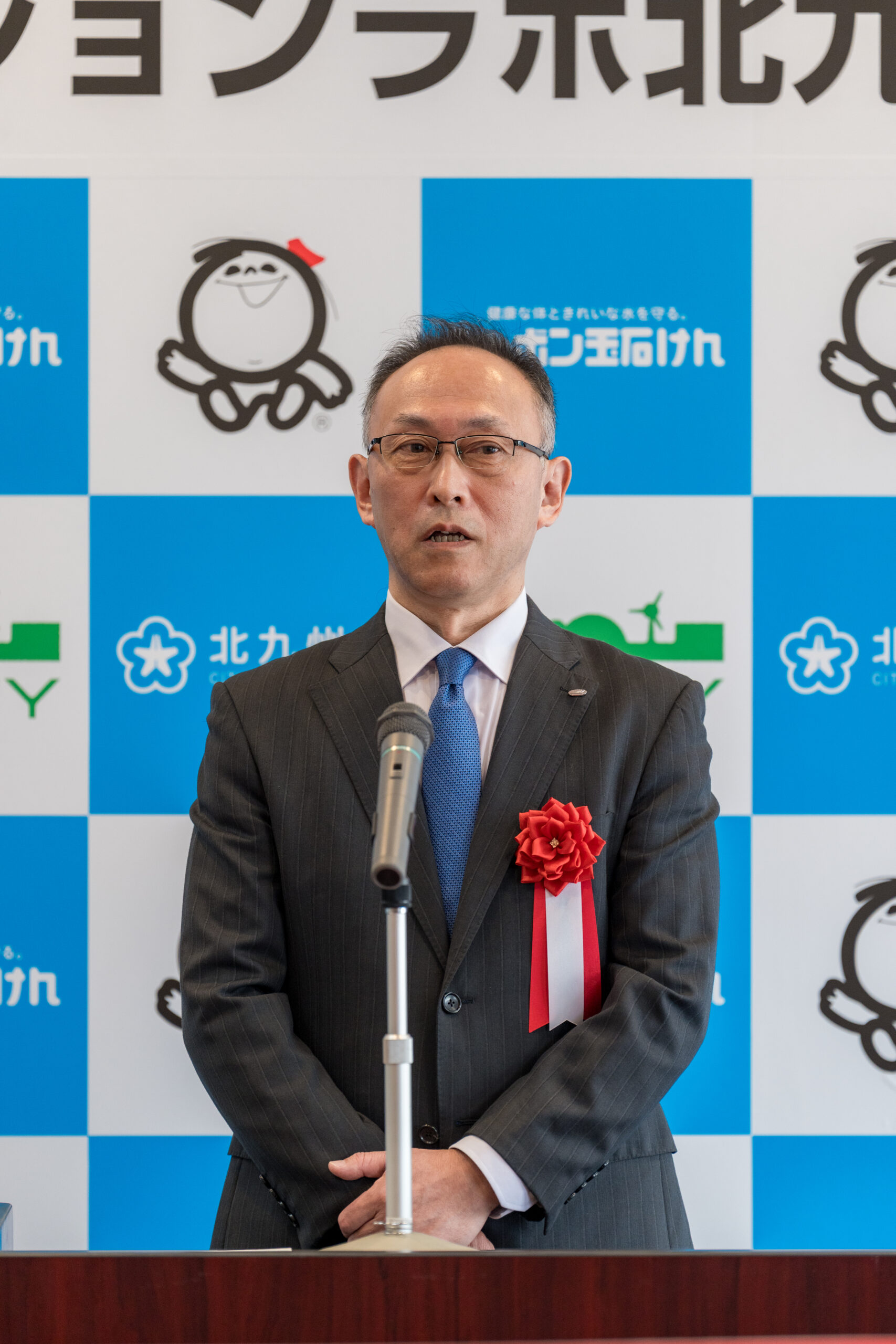 展示パネルを見る人々