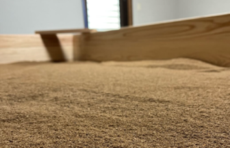 北九州市八幡西区の酵素風呂ASTREA（アストレア）にて、米ぬかを丁寧に整えるスタッフの様子。清潔感のある店内で、ふかふかの米ぬか酵素風呂を提供しています。