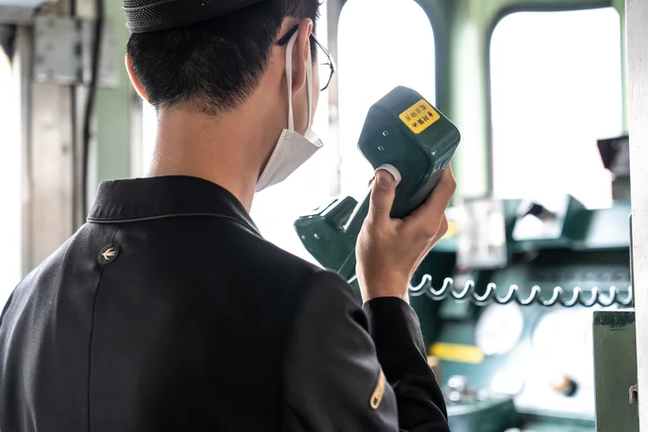 本物のキハ40形車両で現役乗務員と一緒に行う車内放送体験の様子