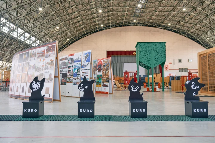 ドーム状の巨大な整備庫内に広がる、小倉工場鉄道ランドのメイン会場の全景