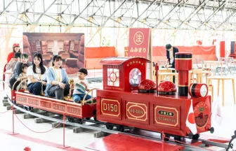 家族で乗車して楽しむことができる、赤い機関車のミニトレイン運行体験の様子