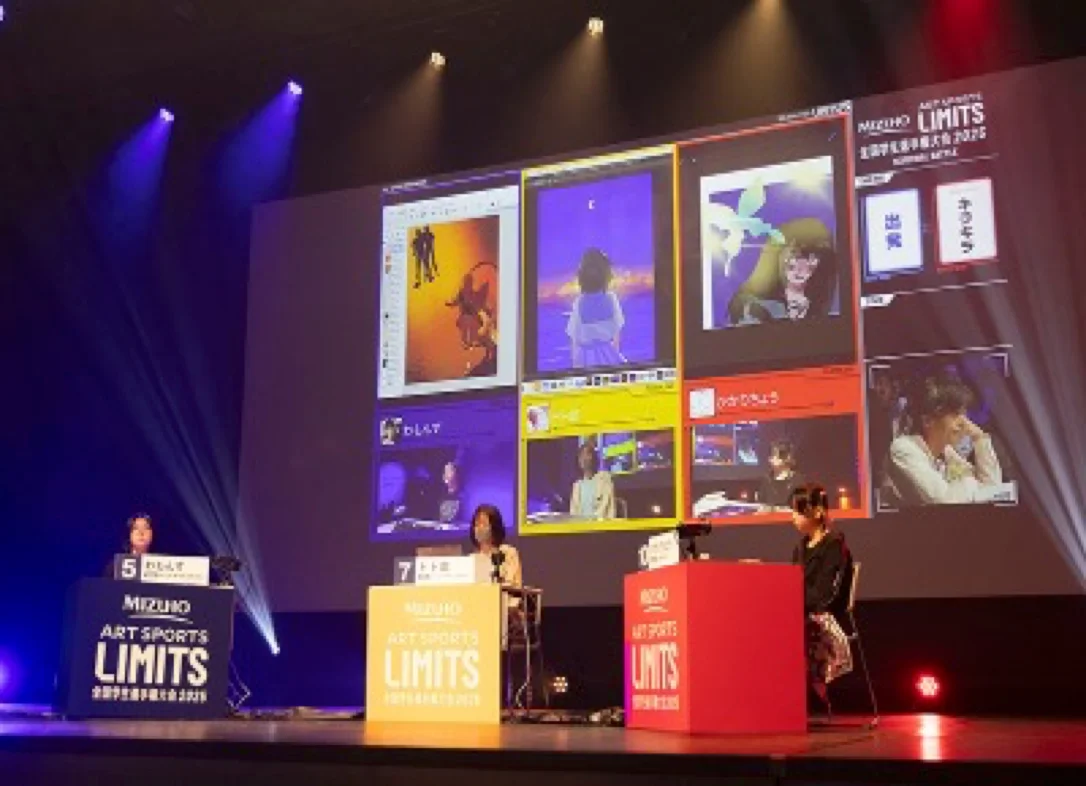 大型スクリーンに制作中のデジタルアートと選手たちの表情がリアルタイムで映し出される、LIMITS全国学生選手権大会のステージ風景。青と紫のスポットライトが当たる中、3人の学生がそれぞれのブースで即興制作に挑んでいる。