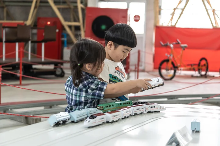 会場内に設置された鉄道模型（Nゲージ）を親子で動かして遊ぶ体験コーナー