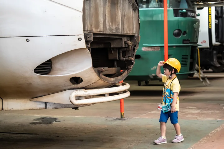 鉄道車両の床下など、普段は見られない整備現場を間近で見学する工場見学の様子