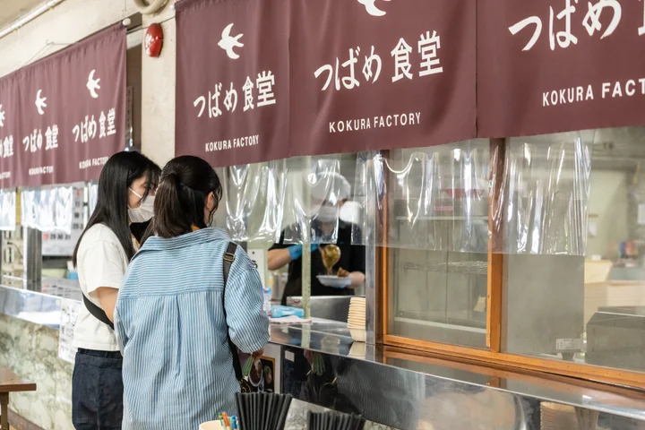 小倉総合車両センター内にある社員食堂「つばめ食堂」の入り口とのれんの様子