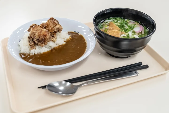 つばめ食堂で提供される大人用昼食。ボリューム満点のカレーライスとうどんのセット