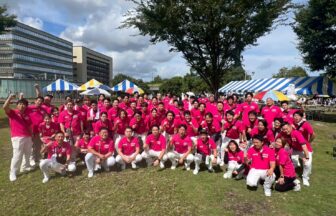 水を注ぐ手と芽吹く植物のイメージに、北九州JCメンバーが重なる温かいメッセージ画像