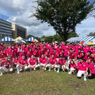 水を注ぐ手と芽吹く植物のイメージに、北九州JCメンバーが重なる温かいメッセージ画像