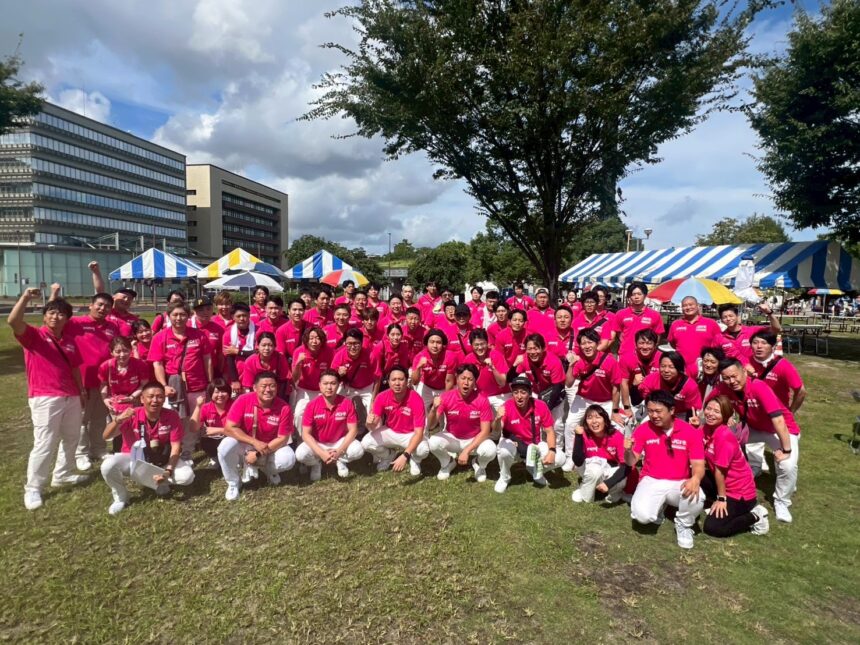 水を注ぐ手と芽吹く植物のイメージに、北九州JCメンバーが重なる温かいメッセージ画像