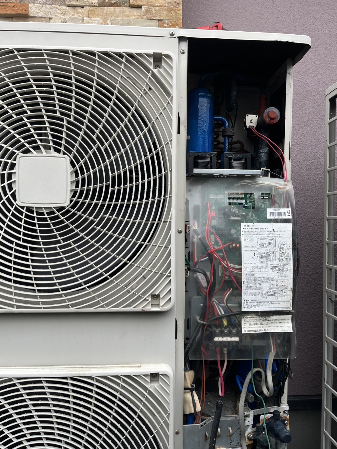 精密に分解された室外機の内部構造