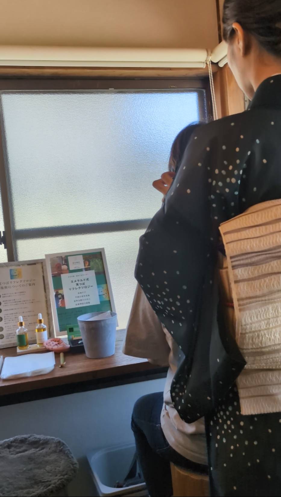 耳つぼセルフケアの様子