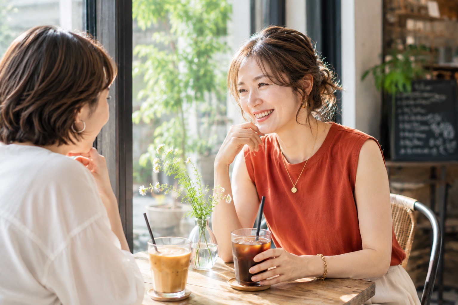 暖色を身につけて会話を楽しむ女性